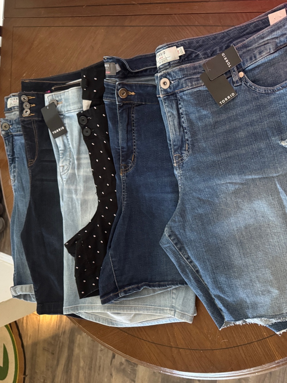 6 pairs torrid size 26 shorts lot 5 denim 1 Black twill dot 6-10” inseams 2 NWT